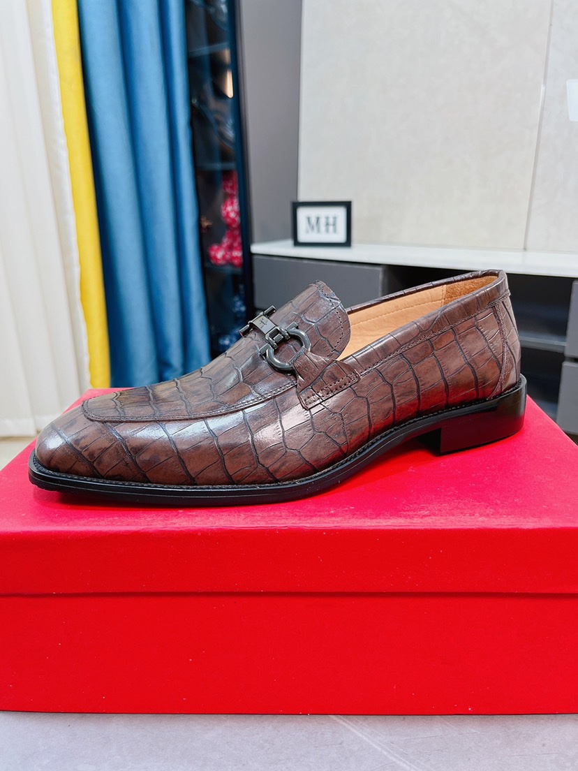 J0 全牛里Ferragamo菲拉格慕最新男士套脚商务皮鞋，头层采用意大利进口荔枝纹软牛皮奢华牛皮内里，带有LOGO的激光大底，柔软舒适高端大气，高品味男士首选38-44