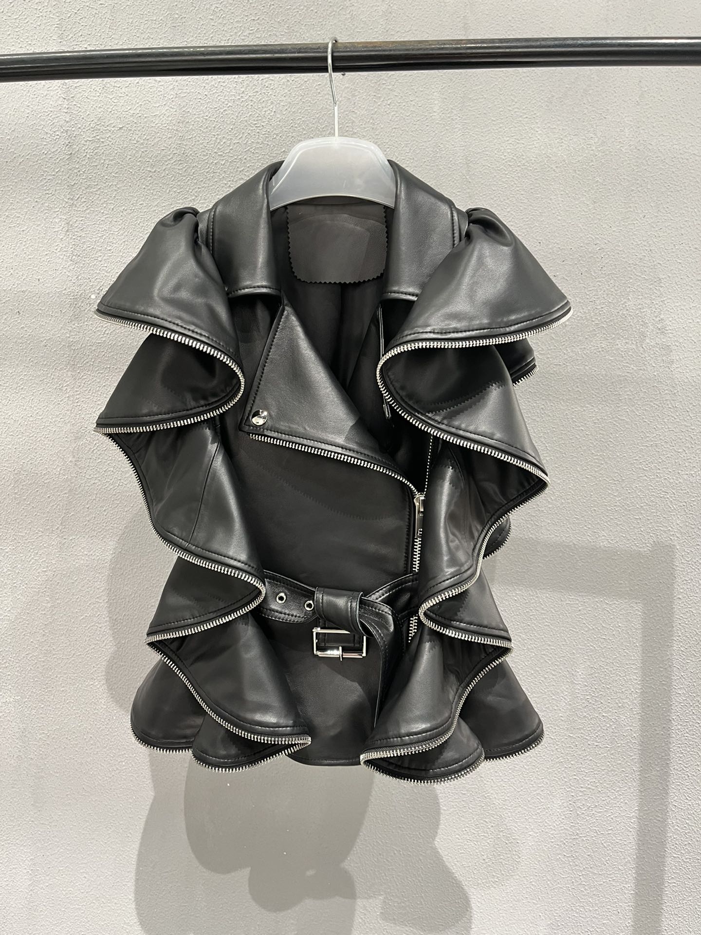 NO:721910,, the super-consumable McQueen sheepskin lotus leaf vest, the upper body is very popular. We can take orders for a long time, women's clothing, alexander mcqueen, sheepskin,19860909,超级耗料的麦昆羊皮荷叶马甲,上身非常炸场.长期可接单,女装,alexander mcqueen,sheepskin,,Women's clothing