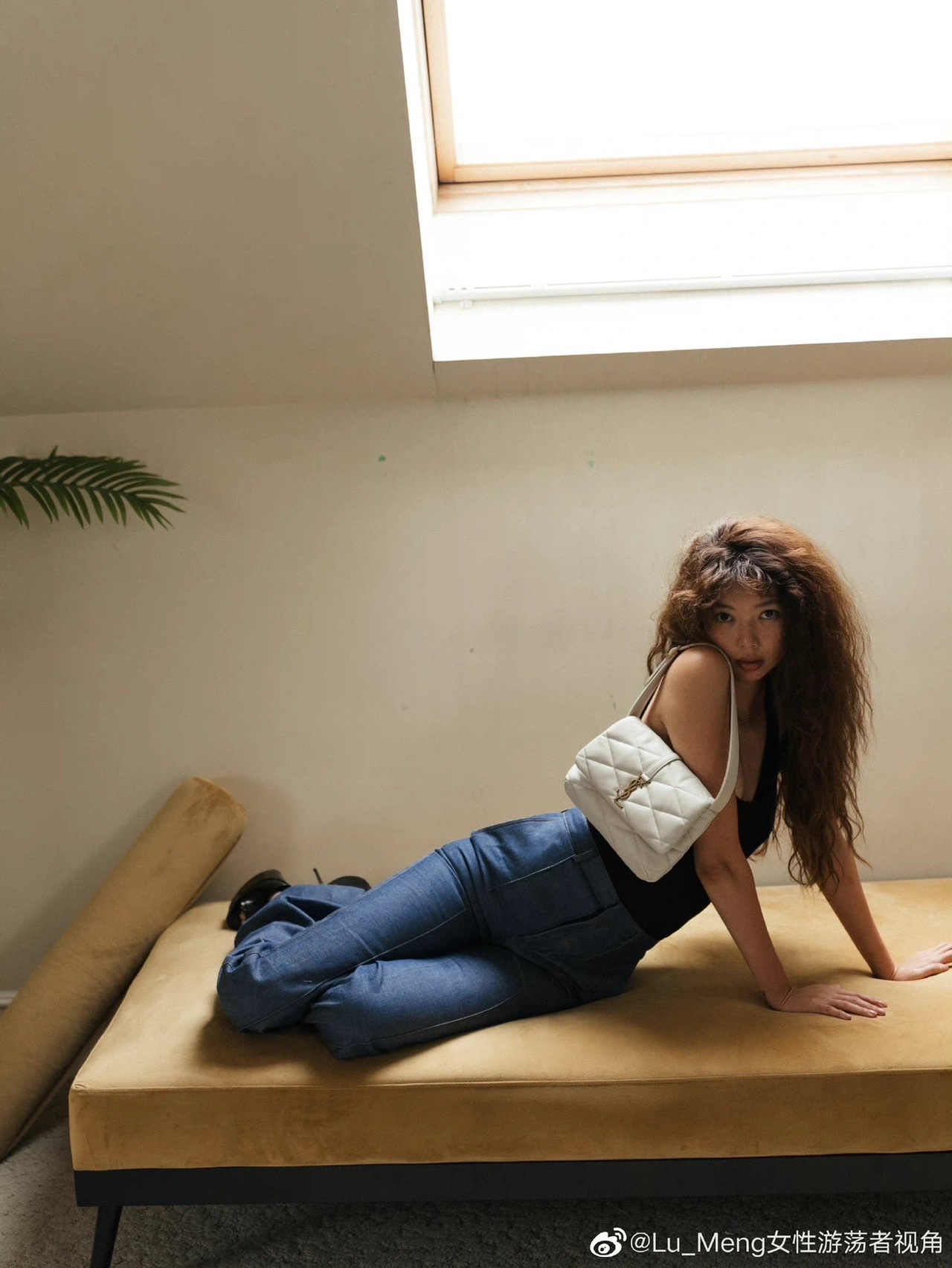 YSL 𝐋𝐄 𝟱𝟳 小羊皮菱格纹腋下包 698567白色/金扣