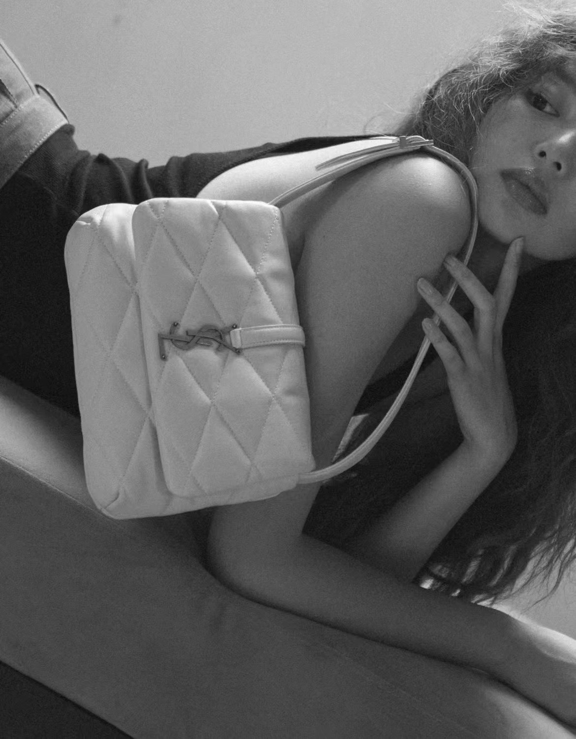 YSL 𝐋𝐄 𝟱𝟳 小羊皮菱格纹腋下包 698567白色/金扣