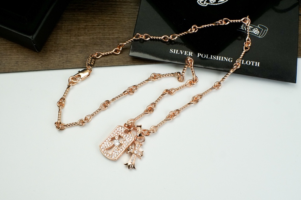 p128
 Chrome Hearts克罗心镂空镶钻满钻小方牌十字架项链✝️复古经典的克罗心代表之一 热门款🔥满钻镂空带钻十字架 双面可用 一面有钻一面无钻 情侣款👫链长48cmp