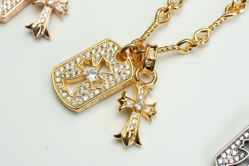 p128
 Chrome Hearts克罗心镂空镶钻满钻小方牌十字架项链✝️复古经典的克罗心代表之一 热门款🔥满钻镂空带钻十字架 双面可用 一面有钻一面无钻 情侣款👫链长48cmp