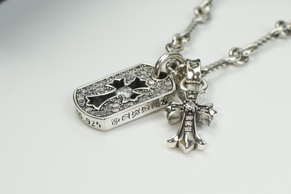 p128
 Chrome Hearts克罗心镂空镶钻满钻小方牌十字架项链✝️复古经典的克罗心代表之一 热门款🔥满钻镂空带钻十字架 双面可用 一面有钻一面无钻 情侣款👫链长48cmp