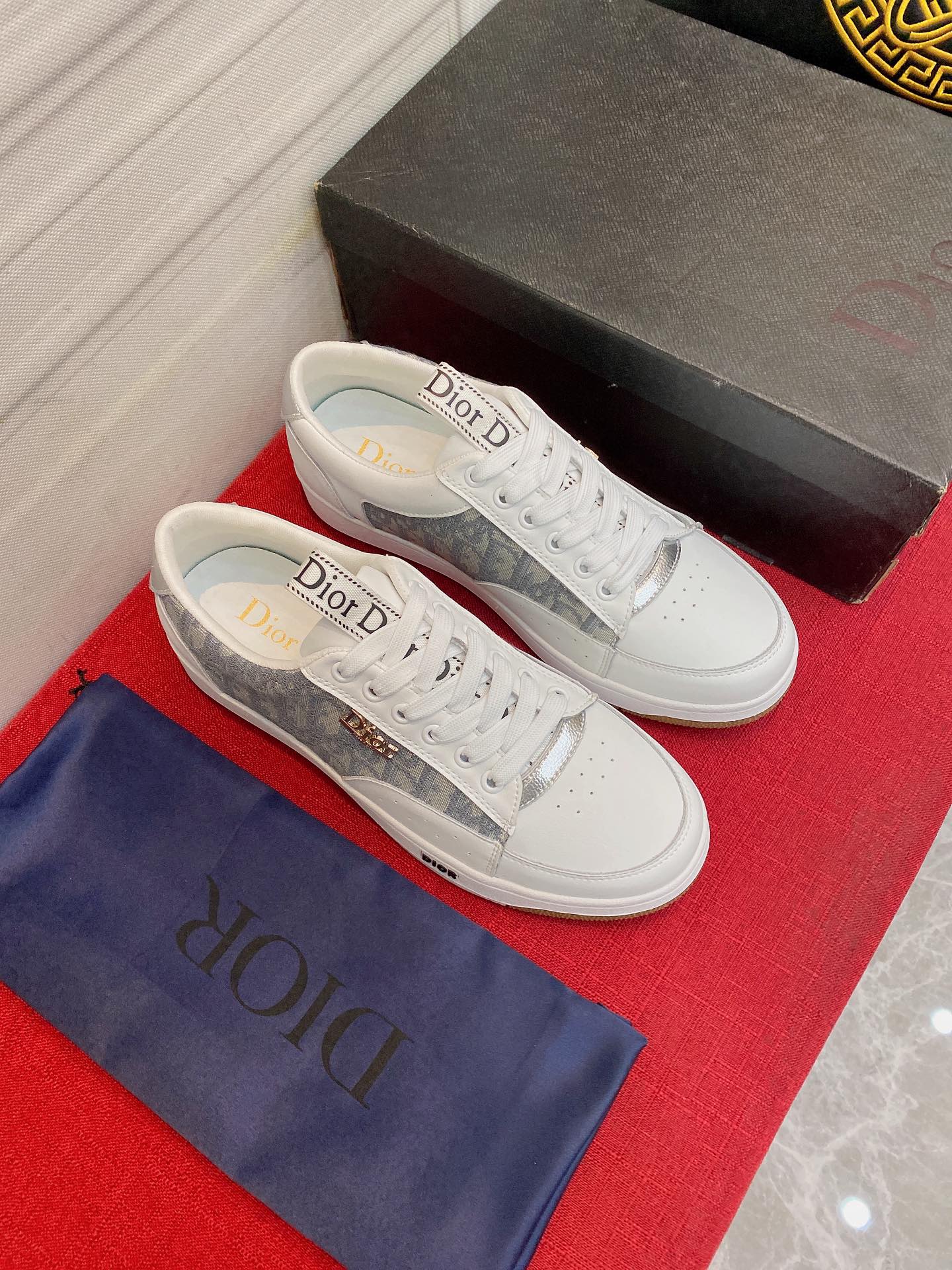 I0 迪奥 最 2022精心打造，引爆全场不断创新的国际品牌 此款男士运动休闲鞋，原版版本，专柜一比一皮面材质，皮垫脚橡胶防滑大底，透气舒适以质量说话勇颜色：两色可选