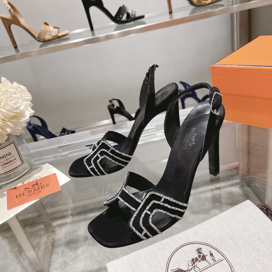 NO:166373,Herme* early spring counter new high heel sandal series, imported suede upper, imported mixed-bred sheepskin in the inner, heel height: slim heel 10.5cm, original Italian leather outsole, shoe size: 35.36.37.38.39.40.41.42 (40.41.42 custom made without return), sandals, hermes, sandals, sheepskin, chamois leather, Leather soles19860909herme*早春专柜新款高跟凉鞋系列 鞋面进口麂皮 内里进口混种羊皮 跟高: 细跟10.5cm 大底原版意大利真皮大底 鞋码: 35.36.37.38.39.40.41.42（40.41.42定做不退换）,凉鞋,hermes,sandals,sheepskin,chamois leather,Leather soles,Women's Shoes