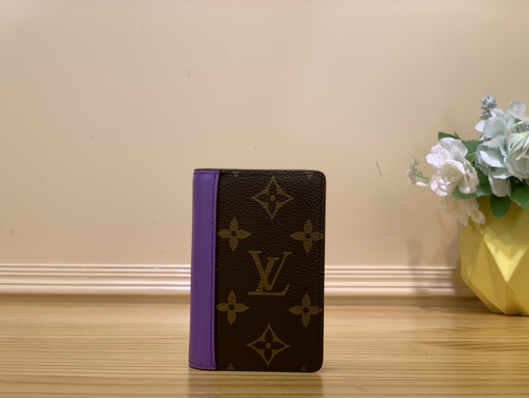 NO:619908,Top original item [Pocket Card Holder] M81535 61696 Presbyopia and Purple Men's New Card Holder New Pocket Wallet Made of Monogram Macassar Canvas, with designer Virgil Abloh's signature colors highlighting cow leather details. The inner card compartment and compartment are infused with functionality. Size 8 x 11 x 1 cm. 1712025,,cowhide19860909顶级原单【口袋 卡夹】M81535 61696 老花拼紫 男士新款卡包 新款口袋钱夹取材 Monogram Macassar 帆布,以设计师 Virgil Abloh 笔下的标志性色彩点亮牛皮革细节.内里卡片夹层和隔层注入功能性. 尺寸8 x 11 x 1 厘米.1712025,,cowhide,Bag