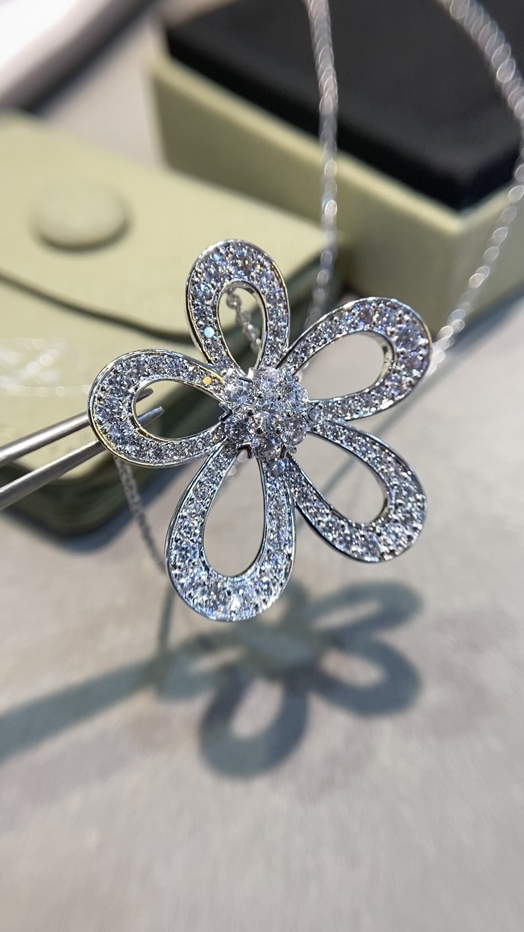 Van Cleef & Arpels vca满钻大花项链v金材质