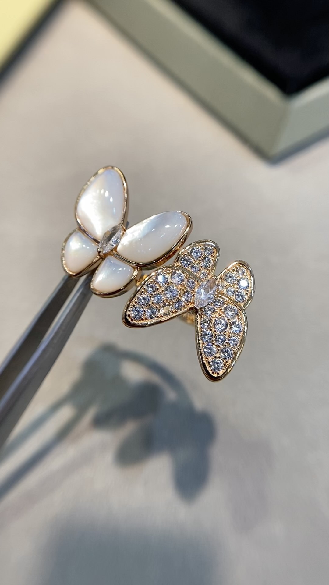 Van Cleef & Arpels vca蝴蝶戒指v金材质