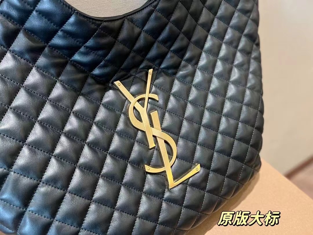 180💰杨树林大爆款
圣罗兰秀款手提购物袋
自由炙热 舒适惬意
优雅是你 随性也是你
size：37*40cm
YSL新款购物袋太可了吧
YSLGabv绗缝纹路购物袋
大tote感觉太温柔了吧!