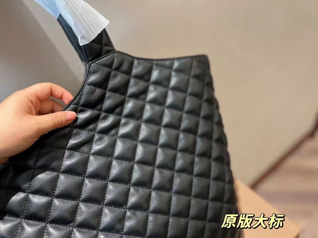 180💰杨树林大爆款
圣罗兰秀款手提购物袋
自由炙热 舒适惬意
优雅是你 随性也是你
size：37*40cm
YSL新款购物袋太可了吧
YSLGabv绗缝纹路购物袋
大tote感觉太温柔了吧!
