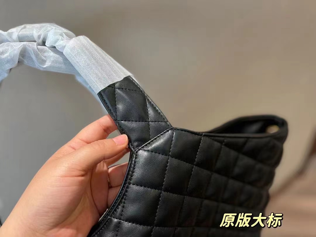 180💰杨树林大爆款
圣罗兰秀款手提购物袋
自由炙热 舒适惬意
优雅是你 随性也是你
size：37*40cm
YSL新款购物袋太可了吧
YSLGabv绗缝纹路购物袋
大tote感觉太温柔了吧!