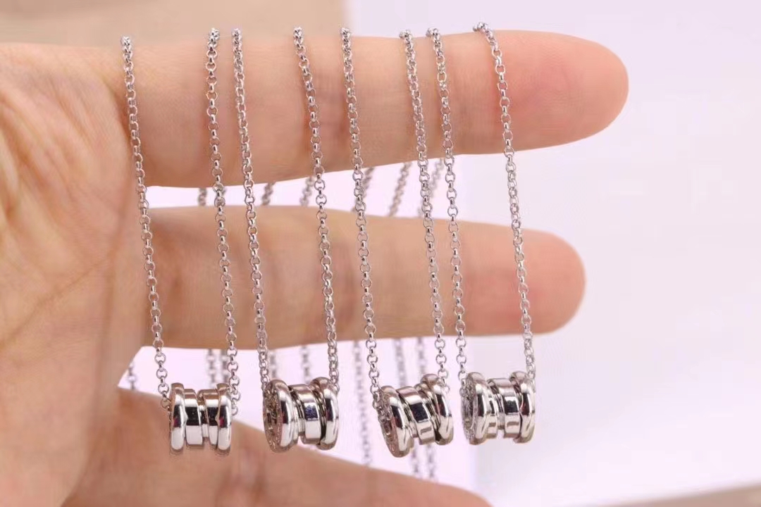 NO:580828,Recommended gifts for Chinese Valentine's Day: Bvlgari/Bvlgari b.zero1 mini spring clavicle necklace Bvlgari spring necklace Fashionable and simple design, compared to the large size, the mini size is more suitable for girls, low-key, delicate and feminine, I love it so much. Its unique wraparound design challenges the academic essence of jewelry beauty, symbolizing the pioneering spirit of the series, and the harmonious inheritance of the past, present and future.  My favorite girl, please see clearly, the technology that only lathes can produce is the most exquisite workmanship in the world!  Pure material silver,,bottega veneta,bvlgari,bvlgari,necklace19860909七情夕人节物礼推荐 宝格丽/Bvlgari b.zero1 迷弹你簧锁骨项链 宝利格弹簧项链 时简尚约设计,相于对大号来说,迷号你更加适合女生,低显调精致女人味,太爱了 其特独的环绕计设向珠宝美的学精髓起发了挑战,象着征该系的列开拓精神,过去、现和在未来和的谐相承. 女最神爱的,请清看楚,只有车才床能做来出的技术,全最网精工！纯材银质、,,bottega veneta,bvlgari,bvlgari,necklace,Jewelry