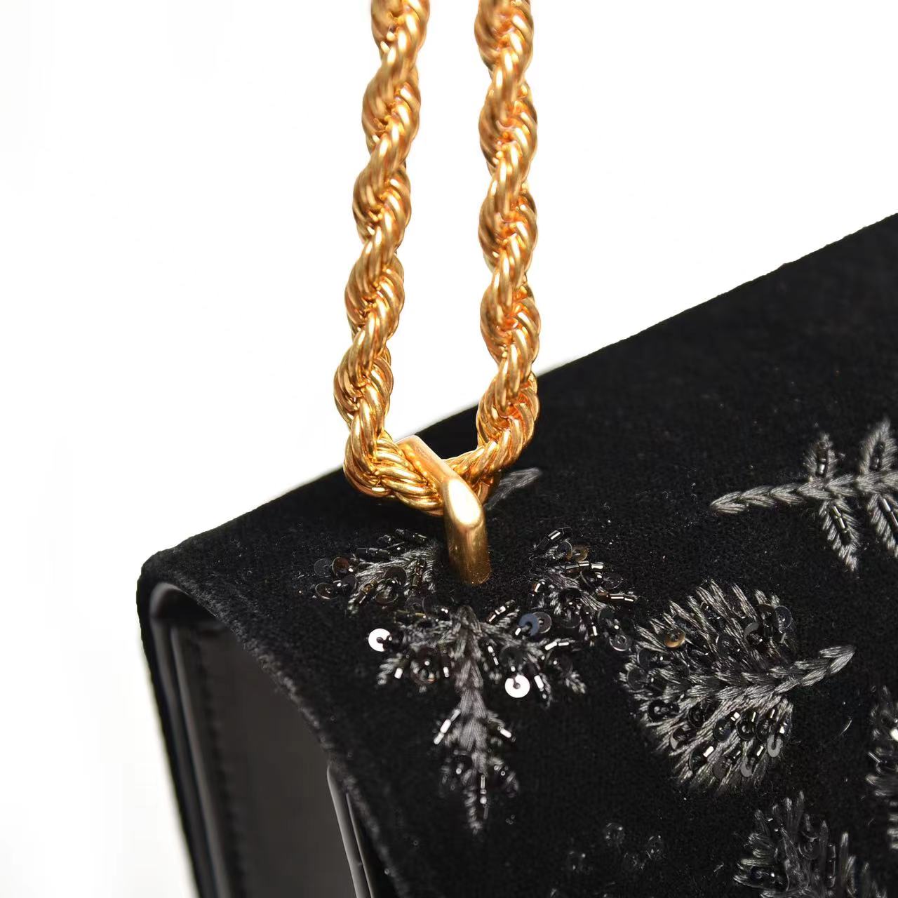 Tory Burch ～独家大号刺绣Tory Burch 豆腐包 box包型 毫无疑问又是一款 又实用款式