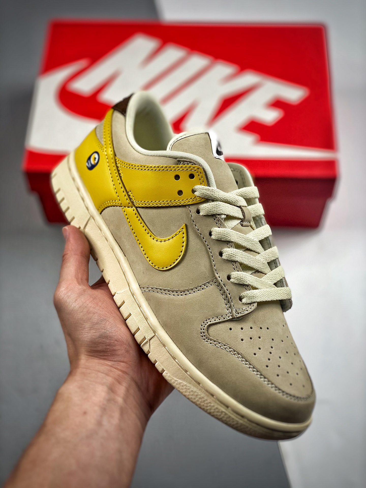 -4 Nk Dunk SB Low 米白香蕉 大厂纯原出品 实拍首发 原装头层材料 独家版型蒸餾加工帶來的是更好的视觉和脚感体验大厂纯原品质出货 清洁度 电绣工艺 皮料切割干净无任何毛边 细节完美 货号： DR5487 100 尺码：36…
