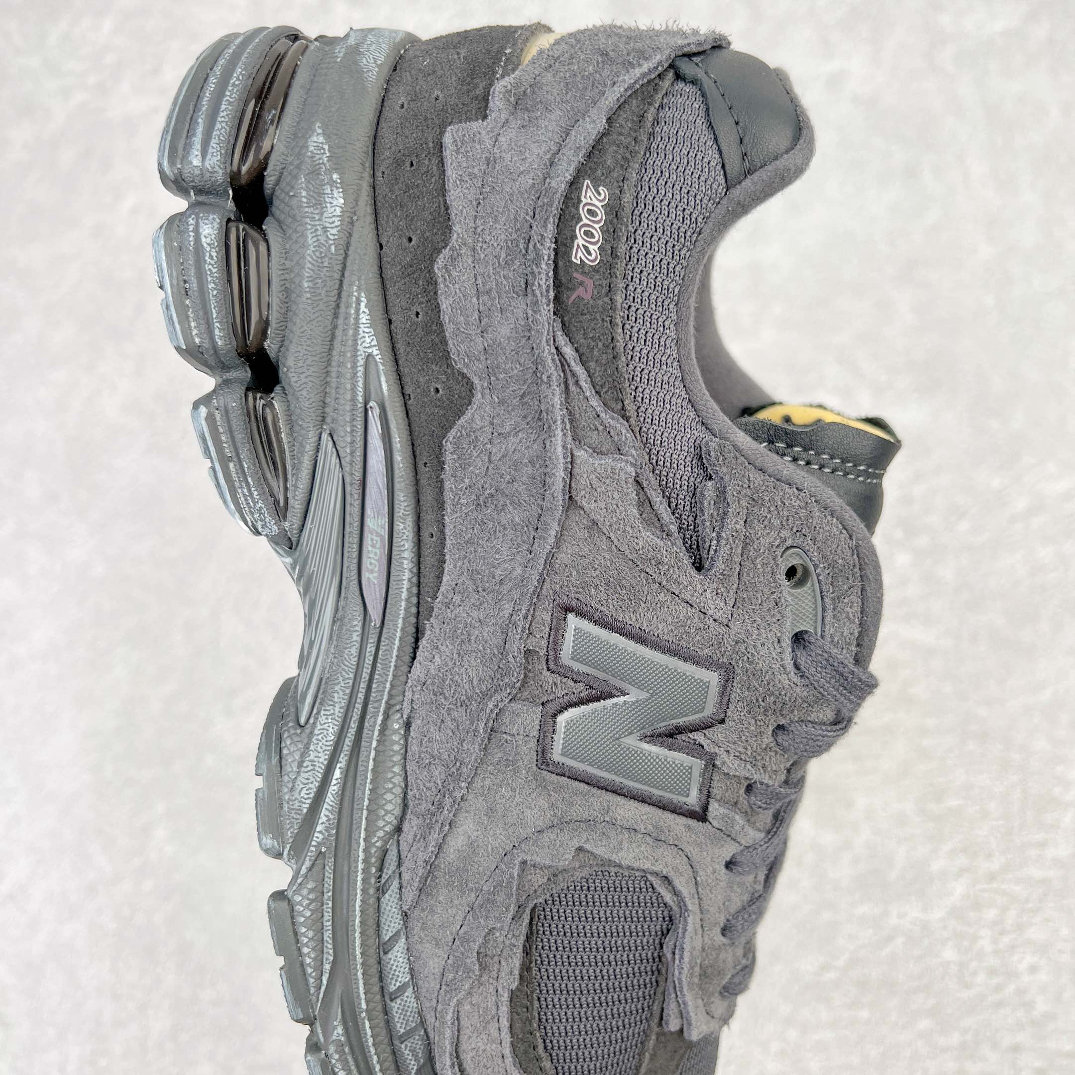 图片[6]-💰240 ＃M纯原 新百伦NB New Balance M2002RDB 幻影黑 全套原楦原纸板原厂数据开发 原厂网纱 原装进口翻毛皮料正确绒感卡色 正确中底拉帮中底网布细节 一比一手工擦旧效果 冲裁组合 匠心打造 耗时两个月开发完成 工艺极其复杂难度可想而知 新开独立私模大底 全网唯一正确做旧组合大底 高端零售专供产物 尺码：36 37 37.5 38 38.5 39.5 40 40.5 41.5 42 42.5 43 44 44.5 45 45.5 46.5 47 编码：by3936010-运动鞋