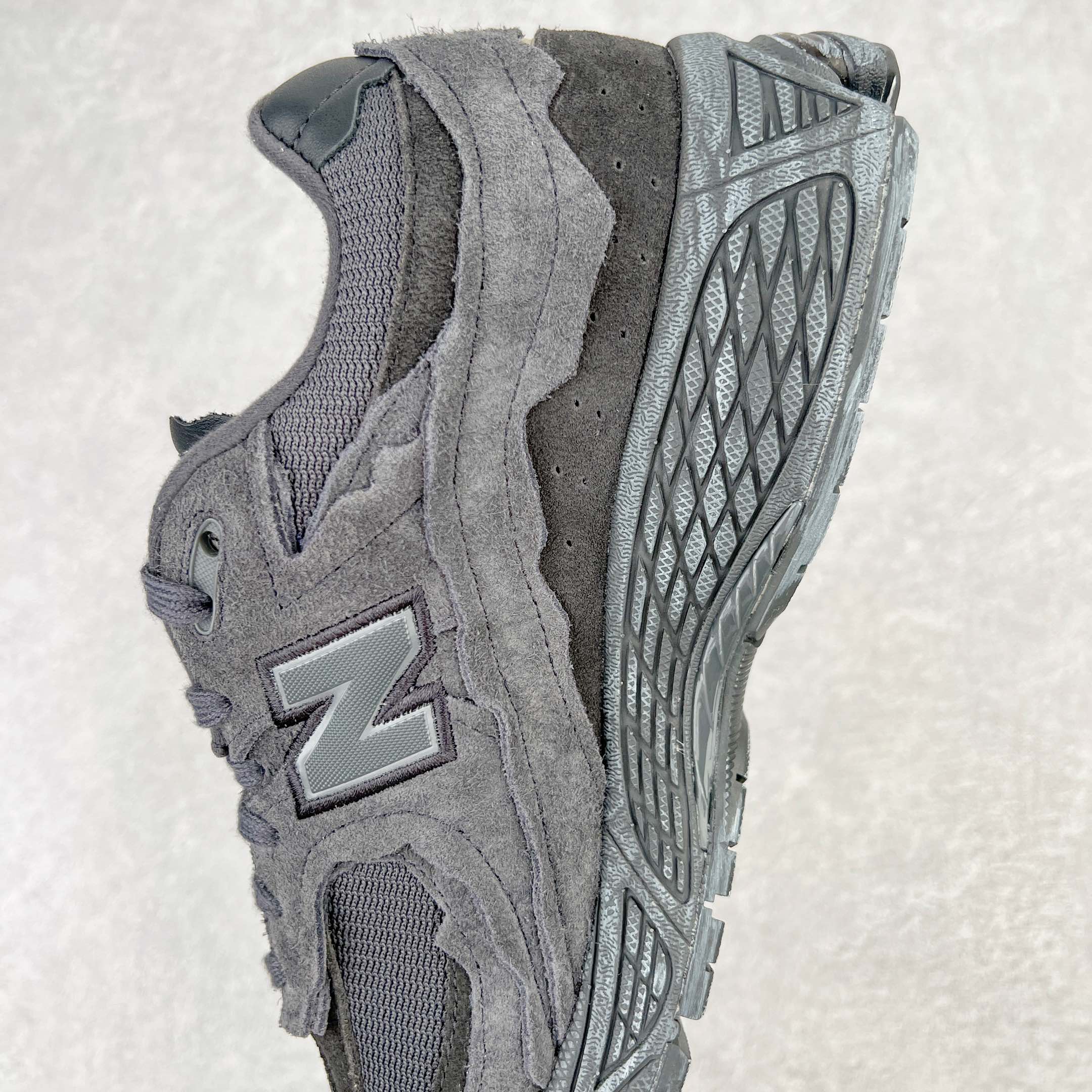 图片[7]-💰240 ＃M纯原 新百伦NB New Balance M2002RDB 幻影黑 全套原楦原纸板原厂数据开发 原厂网纱 原装进口翻毛皮料正确绒感卡色 正确中底拉帮中底网布细节 一比一手工擦旧效果 冲裁组合 匠心打造 耗时两个月开发完成 工艺极其复杂难度可想而知 新开独立私模大底 全网唯一正确做旧组合大底 高端零售专供产物 尺码：36 37 37.5 38 38.5 39.5 40 40.5 41.5 42 42.5 43 44 44.5 45 45.5 46.5 47 编码：by3936010-运动鞋