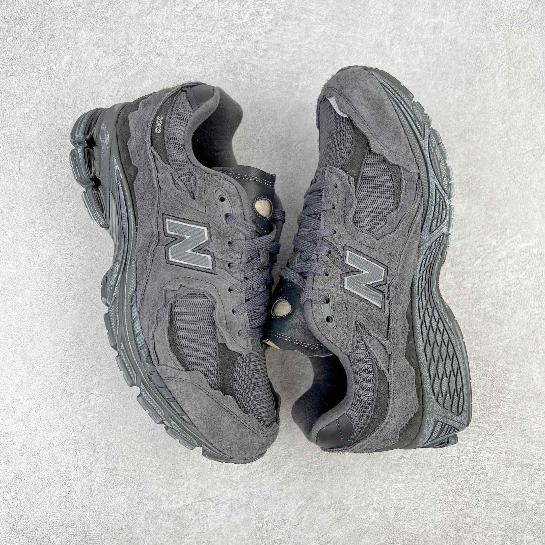 图片[3]-💰240 ＃M纯原 新百伦NB New Balance M2002RDB 幻影黑 全套原楦原纸板原厂数据开发 原厂网纱 原装进口翻毛皮料正确绒感卡色 正确中底拉帮中底网布细节 一比一手工擦旧效果 冲裁组合 匠心打造 耗时两个月开发完成 工艺极其复杂难度可想而知 新开独立私模大底 全网唯一正确做旧组合大底 高端零售专供产物 尺码：36 37 37.5 38 38.5 39.5 40 40.5 41.5 42 42.5 43 44 44.5 45 45.5 46.5 47 编码：by3936010-运动鞋