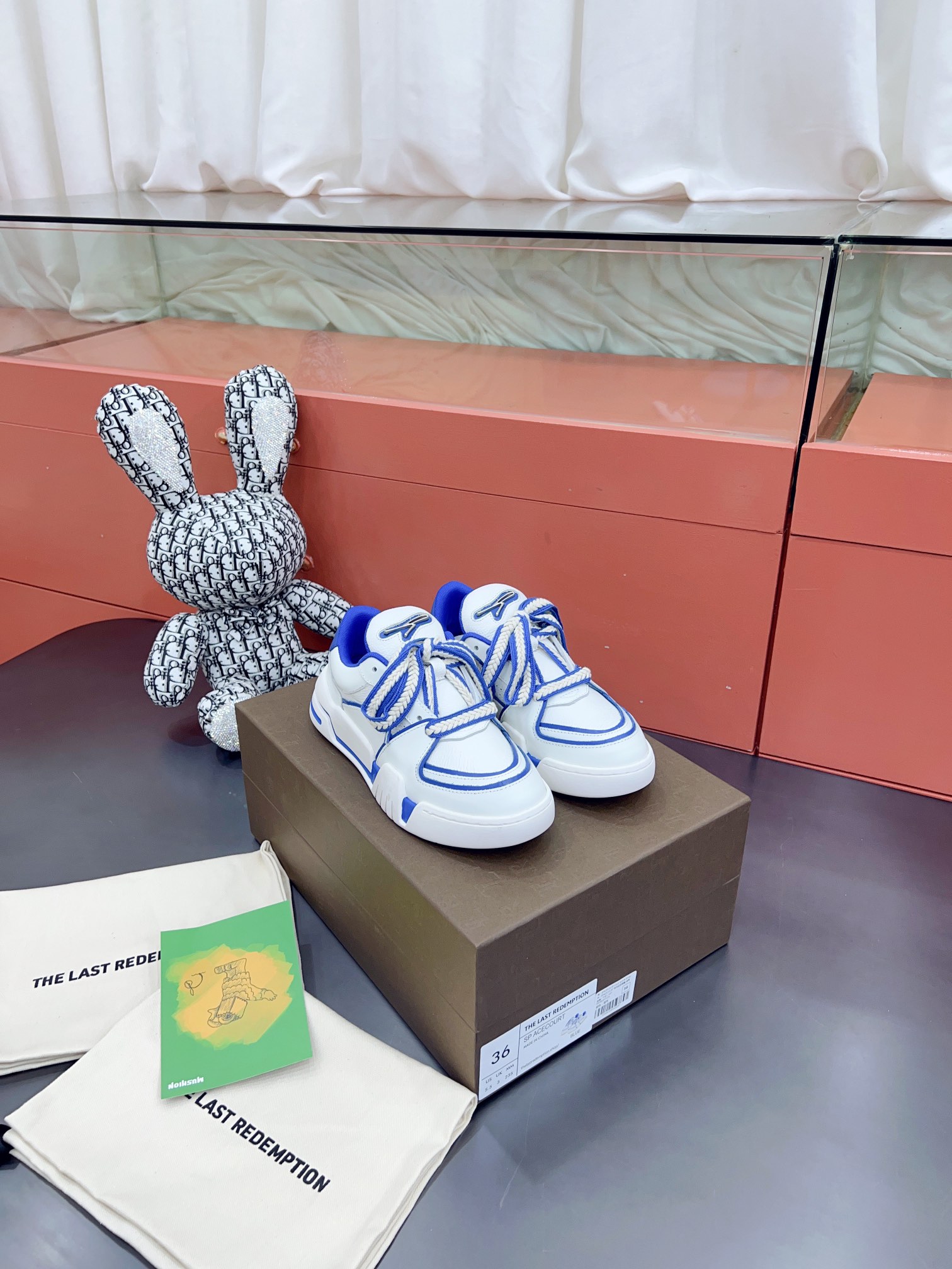 NO:164062,The hits among the hot products Yang Mi, Wang Xinling, Liu Wen, Wang Yibo, Li Xian, Li Yifeng, Hu Yitian and others have bought them!  !  Come and feel the passion of the new sports shoes of th last redemption, which is worthy of being TLP shoes. For the color choices that everyone cares about, the changes in the new version and the classic version, and which ldol will you get the new version before. The new version of the colors are 8 colors: gray, green, brown, blue, pink, yellow, purple and orange. It is full of midsummer atmosphere, bright and vivid~ The color of the color echoes, that is, it is not too exaggerated and highlights the color. Although it is a series with a very colorful sense, it continues the tone and texture of the brand's old and retro style. The use of colors is very restrained and not used on a large scale, so even the bright color is actually just right~ Green, hot colors, which are recommended for fashion and street-like green. Gray basic color is versatile and not picky, which is very suitable for daily eye-closing matching, and there is no pressure to mix and match  Brown retro colors, super match with old-fashioned, especially when you regret it in the second half of the year, it is very eye-catching, suitable for matching simple and daily complexion. Pink's popular colors this year, a light ice cream sweet girl's heart-warming choice. Yellow is bright but not bright, slightly picky, suitable for trendy people. Blue boy color, refreshing and clean, suitable for boys. Purple is very worth looking forward to. The color is a light cold purple, a cool style, which is difficult for both boys and girls to resist. Orange vibrant color, trendy street-oriented, suitable for little cuties who prefer joint trendy looks. It definitely dominated the shoe cabinet for a whole year. Original version: Developed and replicated top version!  !  : 35-40 Female 39-45 Male Uniform Extreme cost-effectiveness, no bargaining., Casual shoes/sports shoes, loro piana, sneakers19860909爆款中的爆款哦 杨幂 王心凌 刘雯 王一博 李现 李易峰 胡一天等等都入手了！！ 来感受th last redemption全新运动鞋满满的热情,不愧是TLP的鞋 针对大家关心的颜色选择,新版和经典版的变化,还有您们会比哪些ldol先一步get 新版颜色 一共是灰色、绿色、咖啡色、蓝色、粉色、黄色、紫色和橙色8个颜色,满满的盛夏气息,明亮而鲜活~彩色编织鞋带和鞋边轮廓的色彩呼应,即不过分夸张又很凸显色彩.虽然是很有色彩感的一共系列,但整体延续了品牌做旧复古的调性和质感,色彩的运用很克制,没有大面积使用,所以即便是亮色系其实也很恰到好处~ 绿色大热色,对时尚度有追求又偏爱街头感的推荐绿色 灰色基础色,百搭不挑人,非常适合日常闭眼搭配,混搭也毫无压力 棕色复古色,和做旧超配,尤其下半年入秋后悔很抢眼,适合喜好简约日杂感的搭配 粉色今年的流行色,淡淡的冰淇淋甜美系女孩的心动选择 黄色明而不艳,略微有点挑人,适合潮人 蓝色少年色,清爽干净,适合男生 紫色非常值得期待,颜色是淡淡的冷紫,高冷范,不论男生还是女生都很难抗拒 橙色活力色,偏潮街,适合偏好接头潮流look的小可爱们 妥妥的霸占鞋柜一整年 原版:开发复刻顶级版本！！ : 35-40女 39-45男 统一 极致性价比,不议价.,休闲鞋/运动鞋,loro piana,sneakers,Women's Shoes