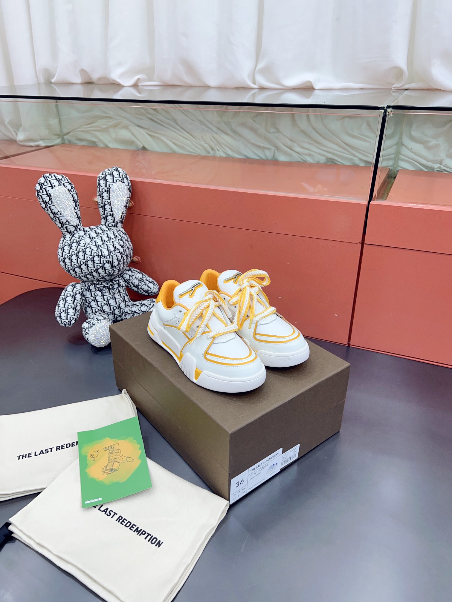 NO:164060,The hits among the hot products Yang Mi, Wang Xinling, Liu Wen, Wang Yibo, Li Xian, Li Yifeng, Hu Yitian and others have bought them!  !  Come and feel the passion of the new sports shoes of th last redemptio, which is worthy of being TLP shoes. For the color choices that everyone cares about, the changes in the new version and the classic version, and which ldol will you get the new version before. The new version of the colors are 8 colors: gray, green, brown, blue, pink, yellow, purple and orange. It is full of midsummer atmosphere, bright and vivid~ The color of the color echoes, that is, it is not too exaggerated and highlights the color. Although it is a series with a very colorful sense, it continues the tone and texture of the brand's old and retro style. The use of colors is very restrained and not used on a large scale, so even the bright color is actually very right~ Green and hot colors, which is recommended for the pursuit of fashion and prefer the street feeling. The gray basic color is versatile and not picky, which is very suitable for daily eye-closing matching, and there is no pressure to mix and match  Brown retro colors, super match with old-fashioned, especially when you regret it in the second half of the year, it is very eye-catching, suitable for matching simple and daily complexion. Pink's popular colors this year, a light ice cream sweet girl's heart-warming choice. Yellow is bright but not bright, slightly picky, suitable for trendy people. Blue boy color, refreshing and clean, suitable for boys. Purple is very worth looking forward to. The color is a light cold purple, a cool style, which is difficult for both boys and girls to resist. Orange vibrant color, trendy street-oriented, suitable for little cuties who prefer joint trendy looks. It definitely dominated the shoe cabinet for a whole year. Original version: Developed and replicated top version!  !  : 35-40 Female 39-45 Male Uniform Extreme cost-effectiveness, no bargaining., Casual shoes/sports shoes, loro piana, sneakers19860909爆款中的爆款哦 杨幂 王心凌 刘雯 王一博 李现 李易峰 胡一天等等都入手了！！ 来感受th last redemptio全新运动鞋满满的热情,不愧是TLP的鞋 针对大家关心的颜色选择,新版和经典版的变化,还有您们会比哪些ldol先一步get 新版颜色 一共是灰色、绿色、咖啡色、蓝色、粉色、黄色、紫色和橙色8个颜色,满满的盛夏气息,明亮而鲜活~彩色编织鞋带和鞋边轮廓的色彩呼应,即不过分夸张又很凸显色彩.虽然是很有色彩感的一共系列,但整体延续了品牌做旧复古的调性和质感,色彩的运用很克制,没有大面积使用,所以即便是亮色系其实也很恰到好处~ 绿色大热色,对时尚度有追求又偏爱街头感的推荐绿色 灰色基础色,百搭不挑人,非常适合日常闭眼搭配,混搭也毫无压力 棕色复古色,和做旧超配,尤其下半年入秋后悔很抢眼,适合喜好简约日杂感的搭配 粉色今年的流行色,淡淡的冰淇淋甜美系女孩的心动选择 黄色明而不艳,略微有点挑人,适合潮人 蓝色少年色,清爽干净,适合男生 紫色非常值得期待,颜色是淡淡的冷紫,高冷范,不论男生还是女生都很难抗拒 橙色活力色,偏潮街,适合偏好接头潮流look的小可爱们 妥妥的霸占鞋柜一整年 原版:开发复刻顶级版本！！ : 35-40女 39-45男 统一 极致性价比,不议价.,休闲鞋/运动鞋,loro piana,sneakers,Women's Shoes