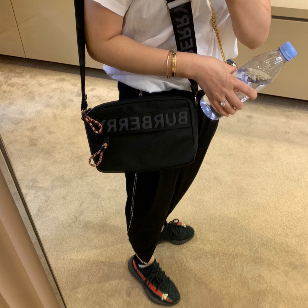 注意看一下模特上身图,可单肩可斜挎,可手拿,纯正小,感觉就缺这么一只小单肩相机包,精致完美,又是另一种感觉,可以做手拿包钱包用 3