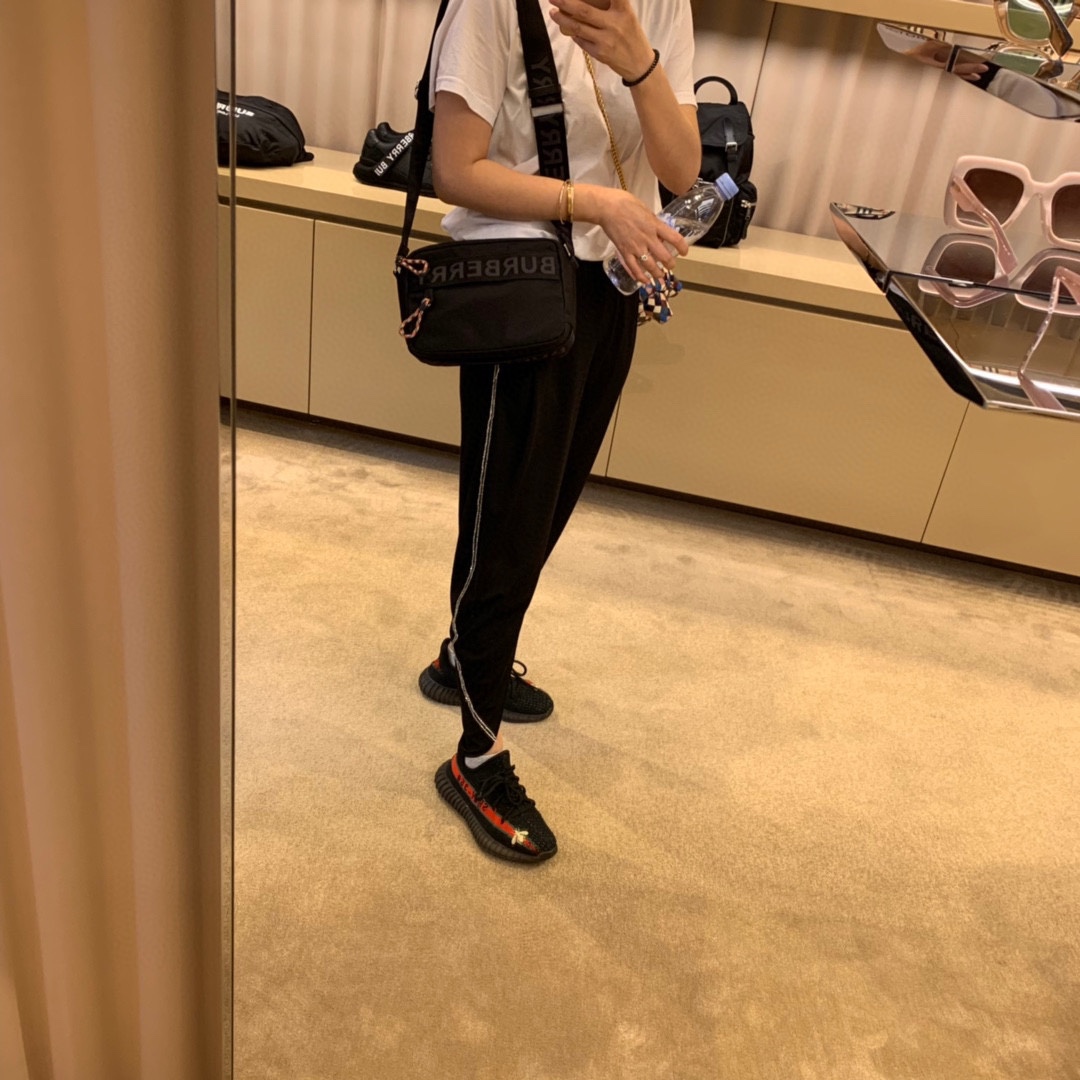 注意看一下模特上身图,可单肩可斜挎,可手拿,纯正小,感觉就缺这么一只小单肩相机包,精致完美,又是另一种感觉,可以做手拿包钱包用 2
