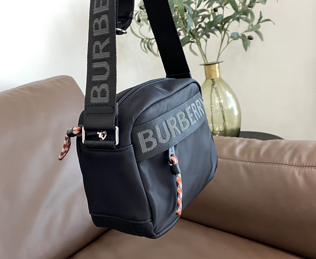 this bag is detailed with a jacquard-woven logo motif - Comprehensive 3