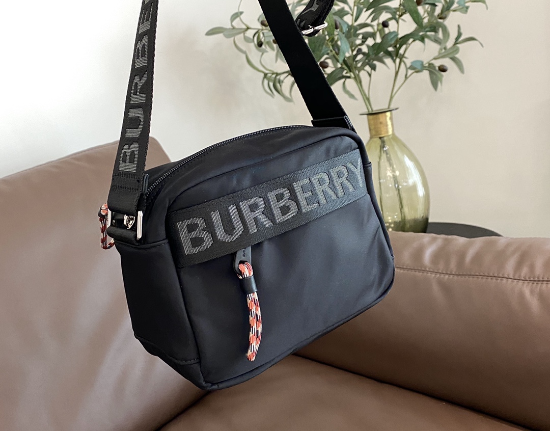 this bag is detailed with a jacquard-woven logo motif - Comprehensive 2