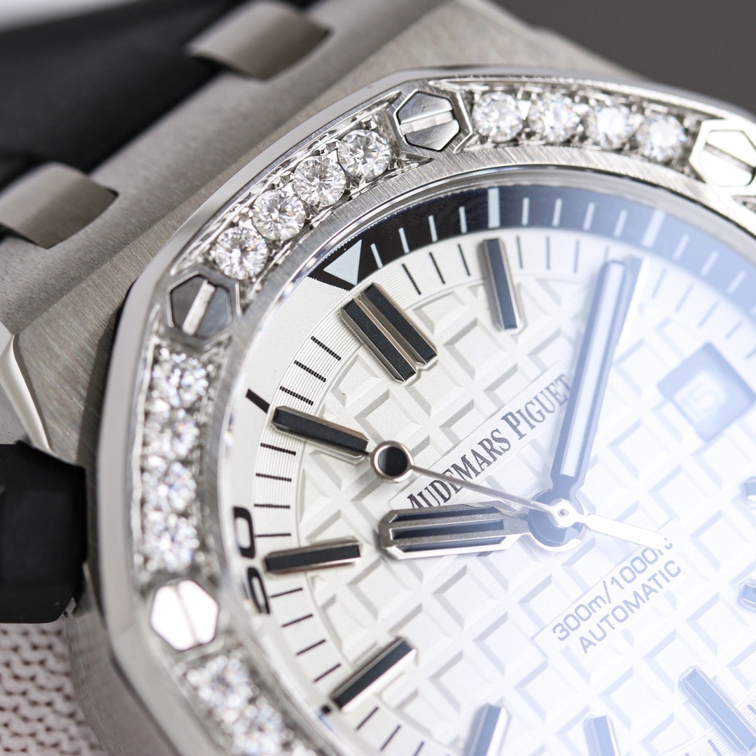 爱彼Audemars Piguet,皇家橡树15710👺采用莫桑钻圈口进口3120机械机芯