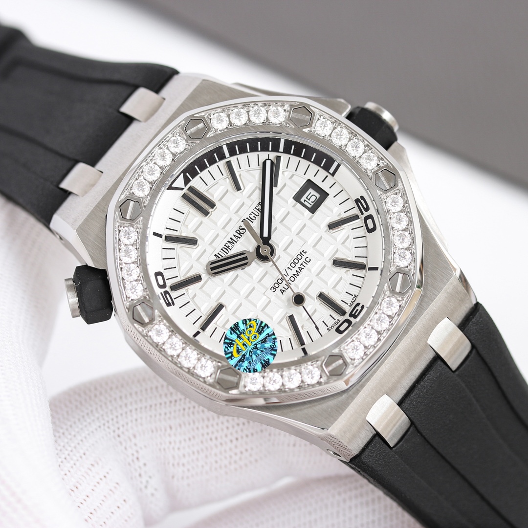 爱彼Audemars Piguet,皇家橡树15710👺采用莫桑钻圈口进口3120机械机芯