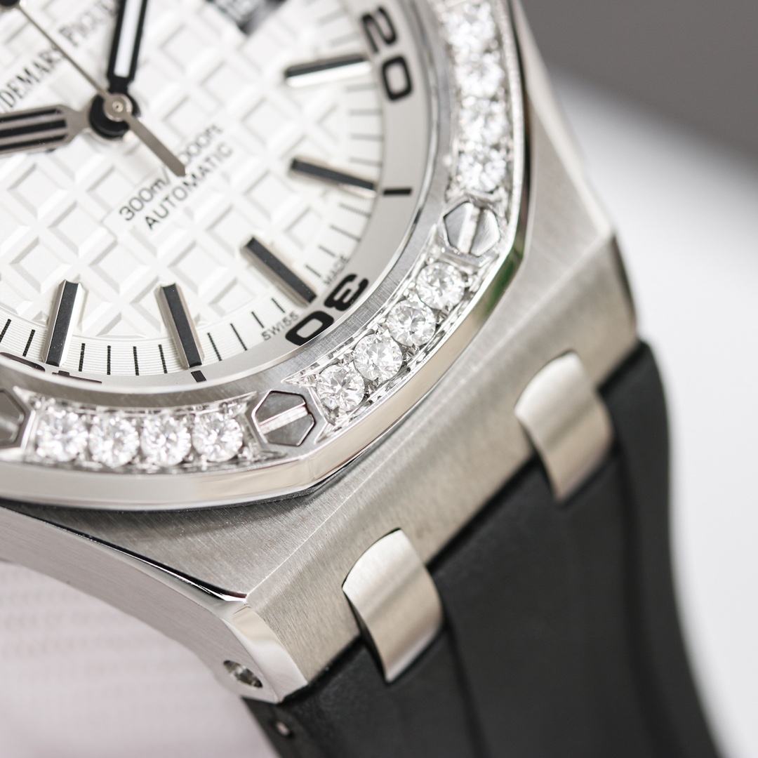 爱彼Audemars Piguet,皇家橡树15710👺采用莫桑钻圈口进口3120机械机芯