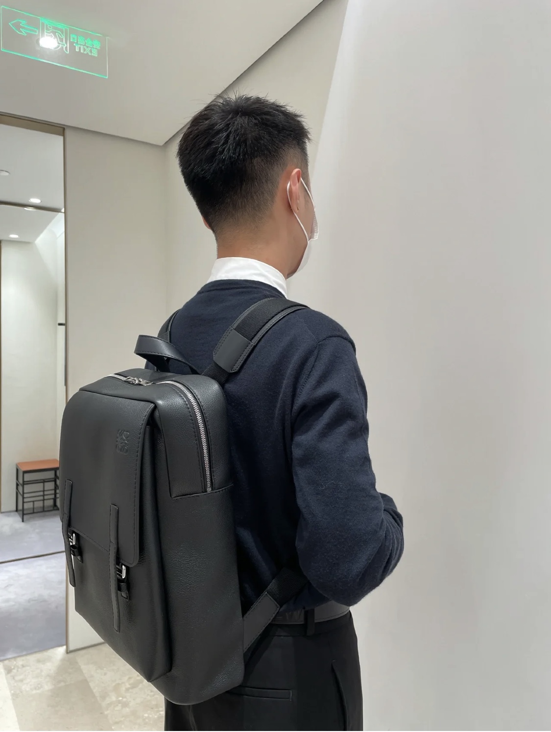 Loewe柔软粒面牛皮革军用背包 B553J18X01黑色