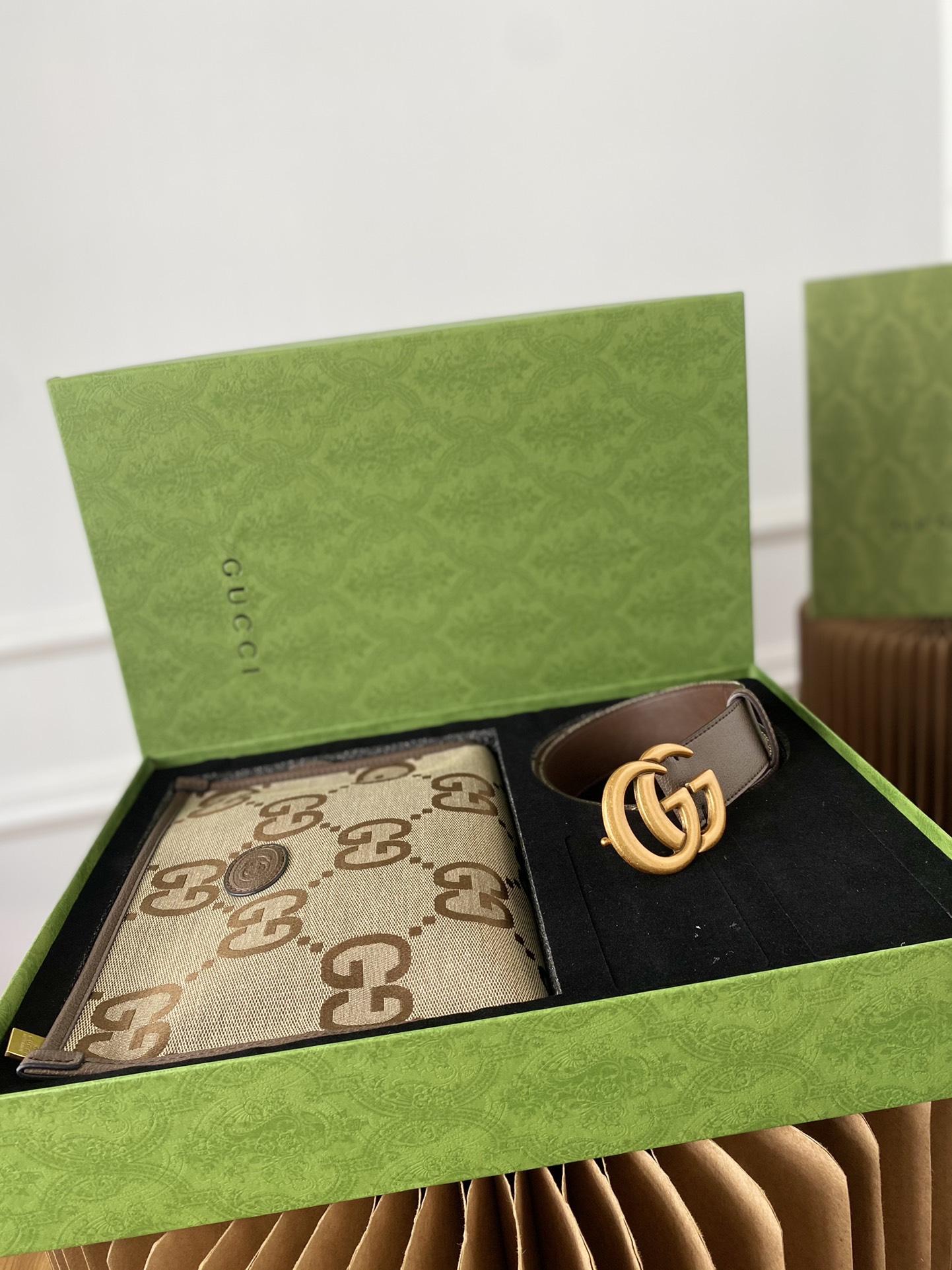 I5 Gucci 古奇 高端二合一礼盒 手拿包腰带 高端品质 采用精湛镶嵌细工,实物拍摄 原厂原版面料 配送小票 礼品袋 高端礼盒 手包27x 21cm.