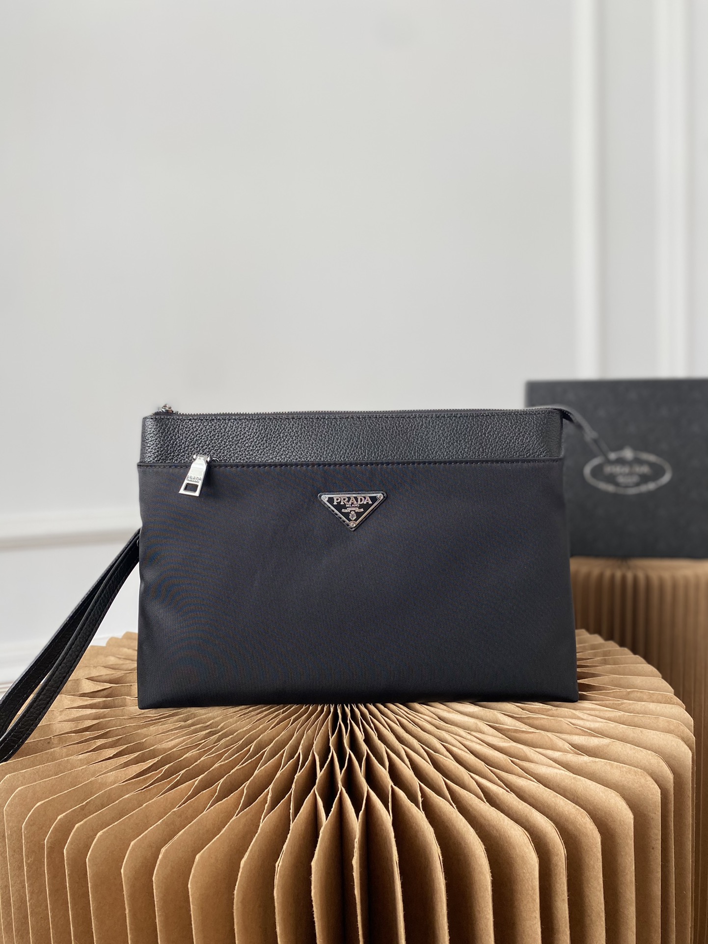 I5  普拉达 Prada  三角标牛皮手拿包 手袋 手包 采用精湛镶嵌细工，经典百搭 实物拍摄 配送小票 防尘袋 礼盒 20 x 30 cm。