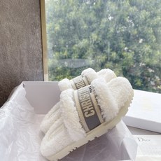 G021所见即所得Dior/迪奥白色刺绣条纹logo加绒毛里一字平底拖鞋秋冬新款羊毛拖鞋 让我重新爱了它一次!这季节 G021所见即所得Dior/迪奥白色刺绣条纹logo加绒毛里一字平底拖鞋秋冬新款羊毛拖鞋 让我重新爱了它一次!这季节