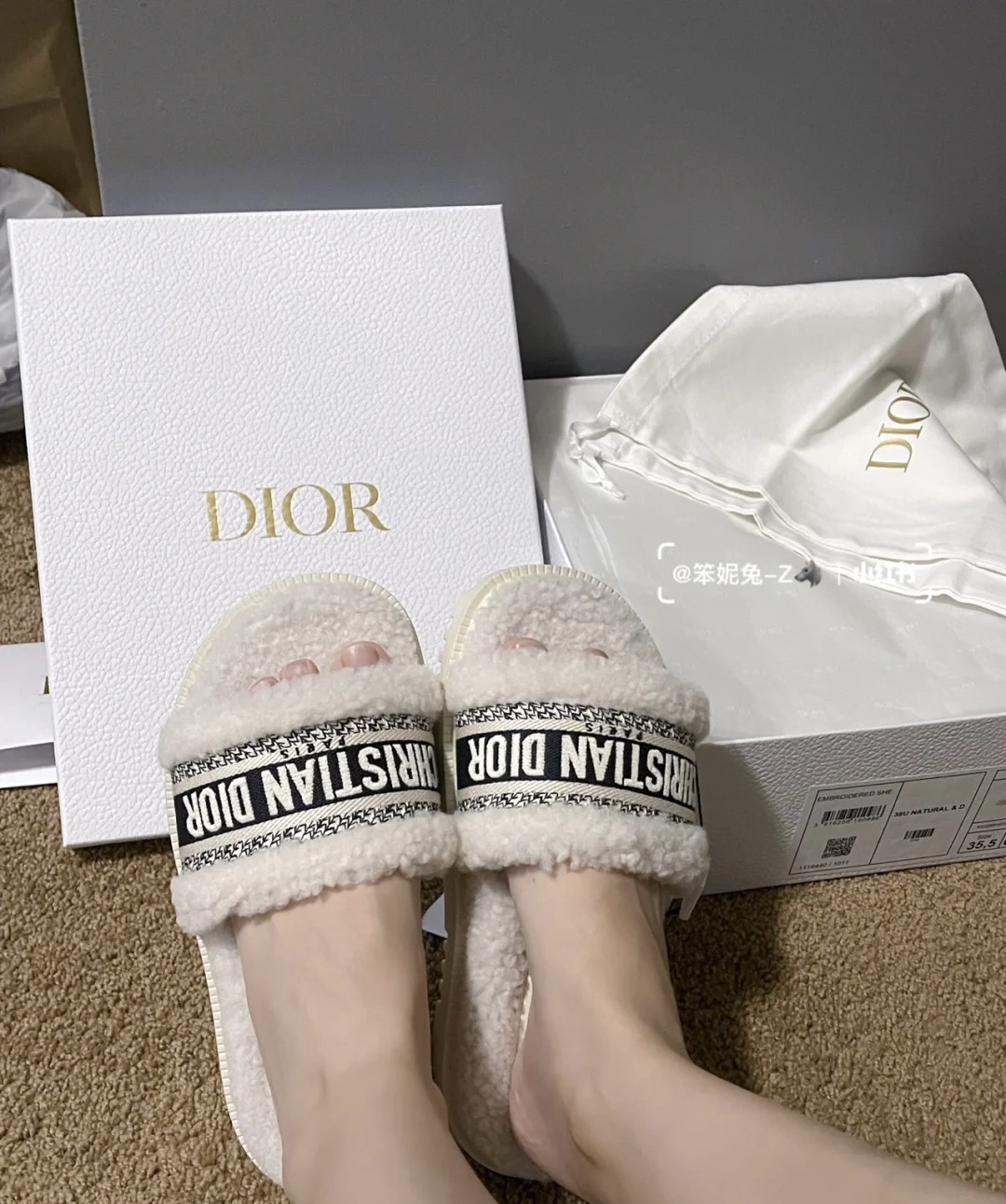 G021所见即所得Dior/迪奥白色刺绣条纹logo加绒毛里一字平底拖鞋秋冬新款羊毛拖鞋 让我重新爱了它一次!这季节 G021所见即所得Dior/迪奥白色刺绣条纹logo加绒毛里一字平底拖鞋秋冬新款羊毛拖鞋 让我重新爱了它一次!这季节