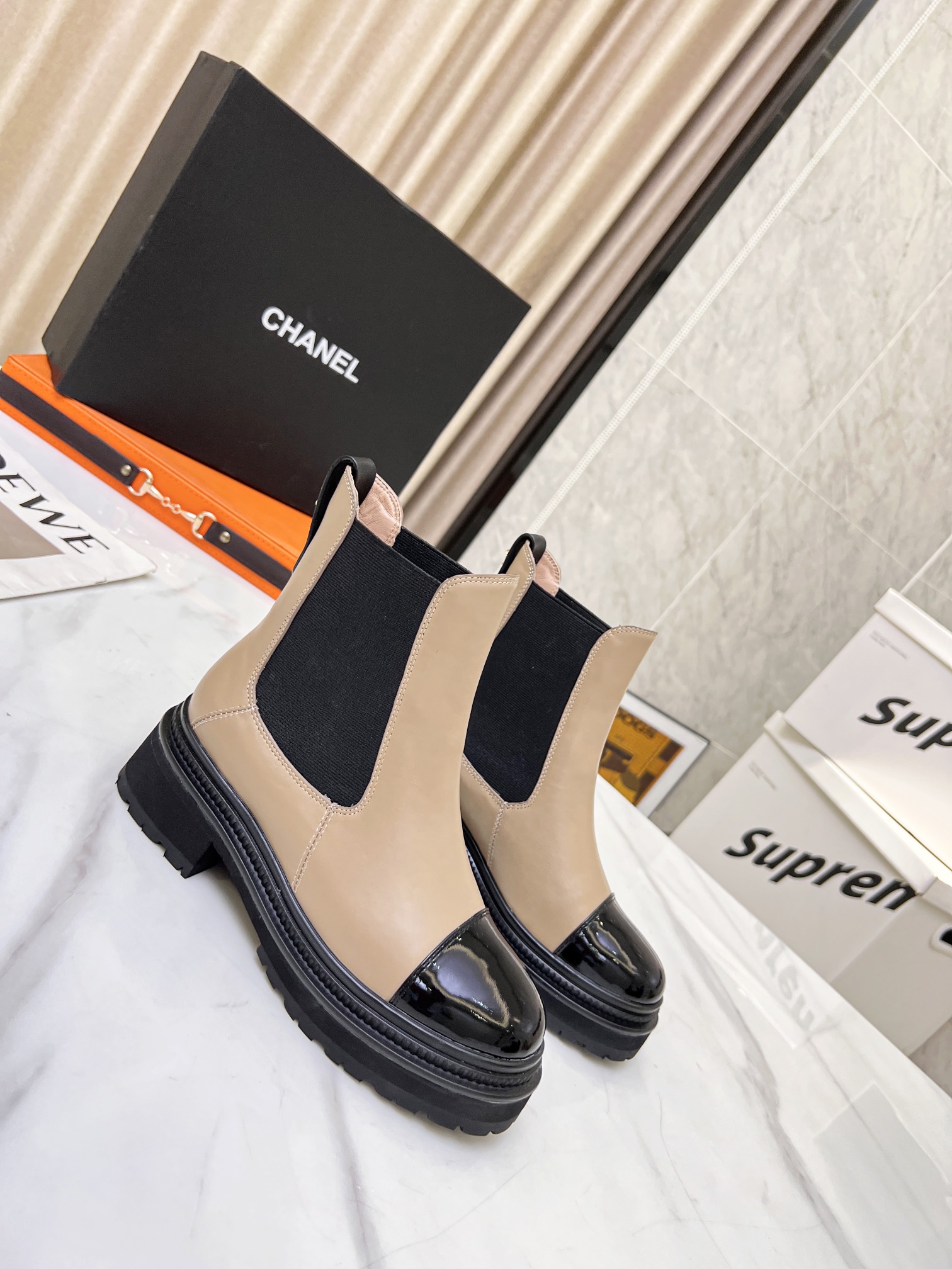 J5 Chanel香奈儿2022秋冬最切尔西靴,鞋面采用原版油边工艺,原版耐磨绒橡胶组合大底厚而不重.时尚百搭超级显脚于一体,各大明星、时尚博主纷纷上脚 面料：头层软漆皮、进口羊猄、头层小牛皮 内里：羊皮  颜色：六色可选配全套包装 码数35-41,可订做绒毛里