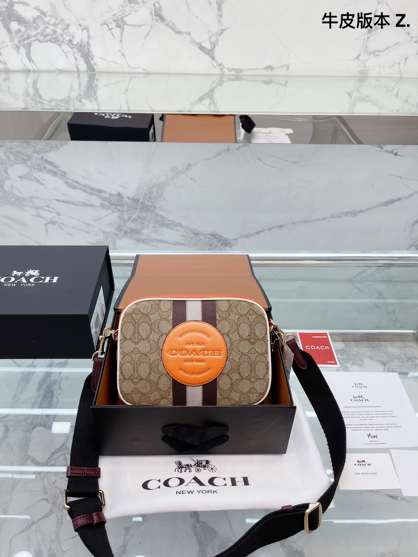 J5 牛皮版本 Coach DemCOACH/ Coach 蔻驰  Camera Bag 2022相机包Horse And Carriage 相机包 出货 原厂定制链条 对版 专柜最新单肩斜挎包 闭合方式超好看 专柜同步 最 超级实用的款式 多用款超级大牌 内衬logo时尚百搭款式 不挑年龄段 喜欢的抓紧自留啦专柜 尺寸：22 16cm 折叠礼盒包装”},”watermark”:”