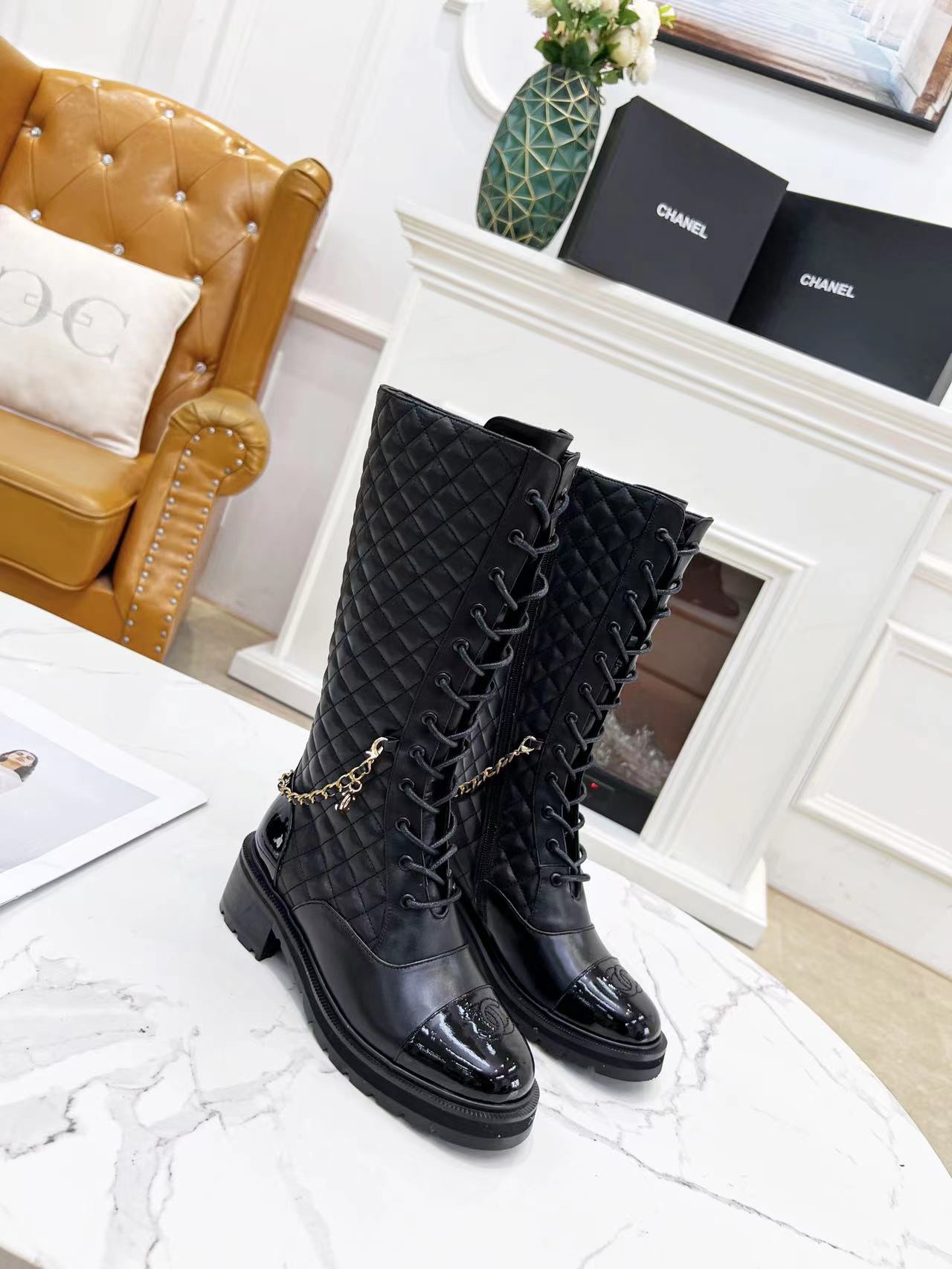 Chanel香奈儿 sss秋冬高端定制,各大明星网红走秀款百年经典独家巨献重磅来袭意大利专业调楦师调楦. 香奈儿独家新爆款“  2小香Chanel 高品质专柜级-〰\u0002  Chanelaa® 小香链条瘦腿短靴 顶级代购级别稀品上新 t 材质：高14寸矮7寸鞋面意大利进口小牛牛原版定制小香Logo香奈儿独有的链条元素进口舒适柔软羊皮内里垫脚意大利进口对版高成本防滑大底颜色 黑色 白色 Size：女35～41   短靴高靴