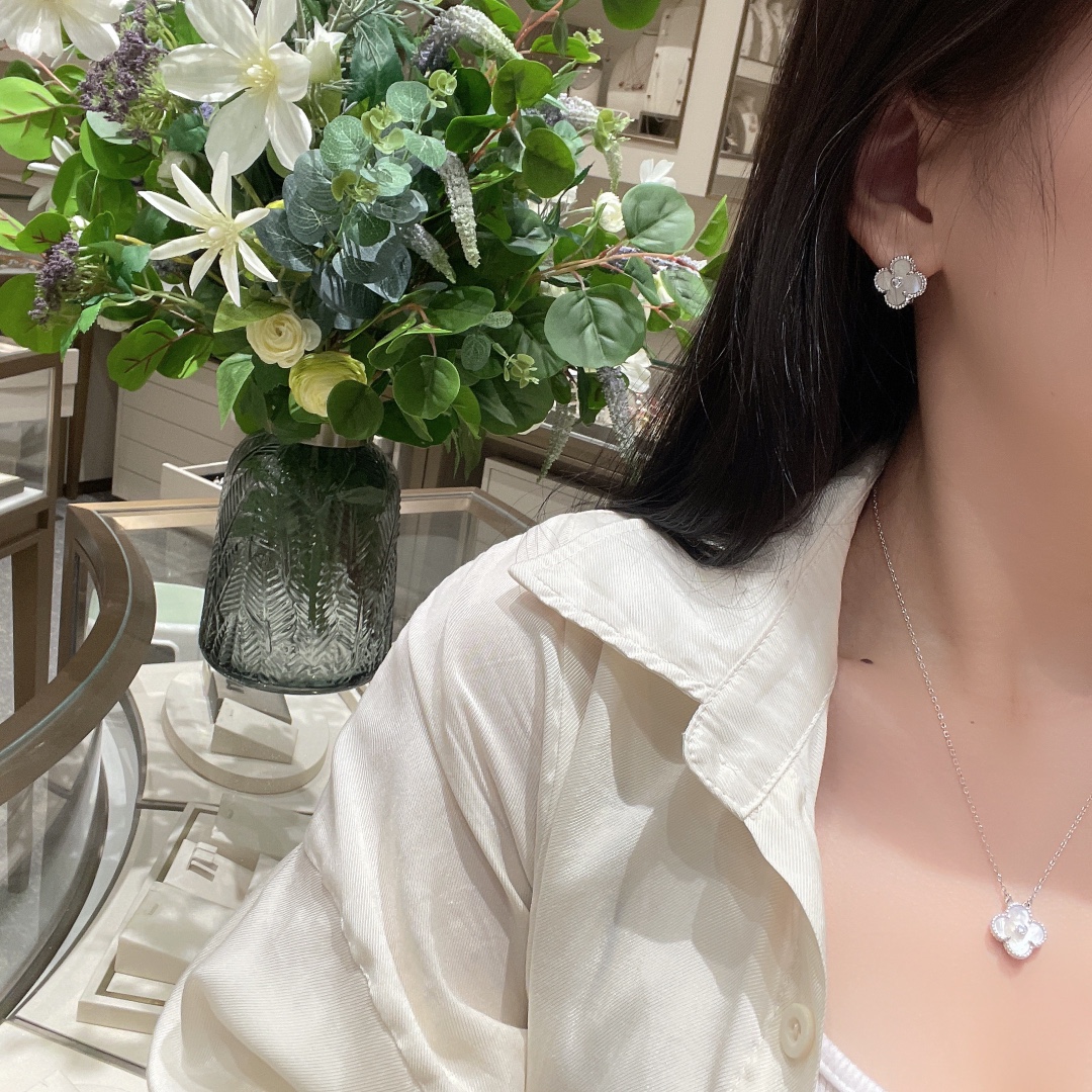 NO:631379,VCA four-leaf clover white mother-of-pearl set, New Year's special countdown only for four days, necklace 88220, earrings 88240, earrings, necklace, Cartier high-end jewelry19860909VCA四叶草白贝母套装,新年特惠倒计时仅四天,项链88220,耳环88240,,earrings,necklace,卡迪亚高端饰品,Jewelry