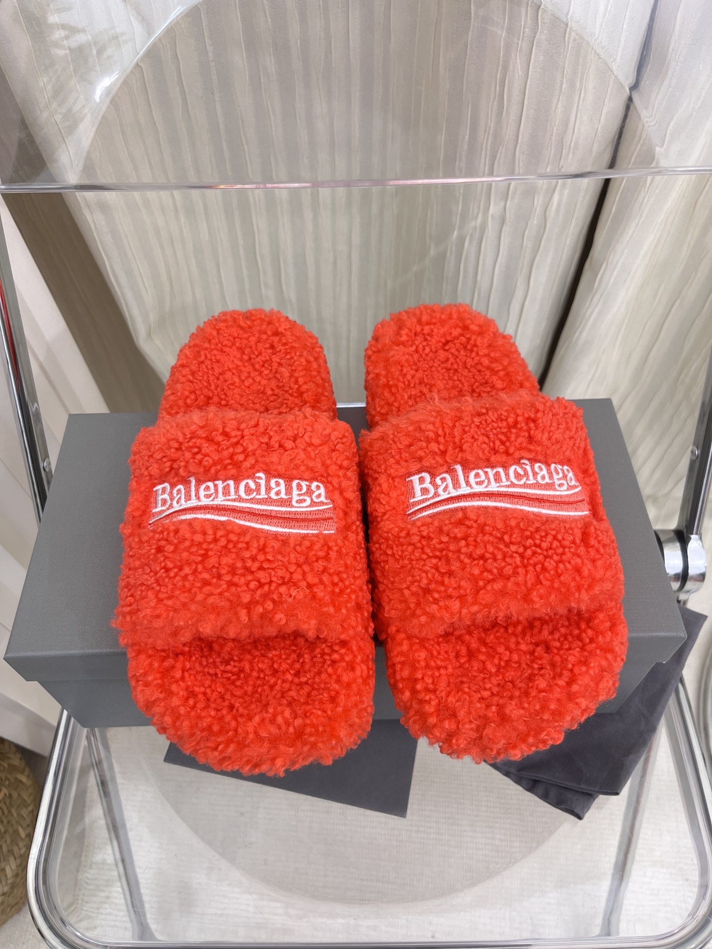 NO:670147,Balenciaga's autumn and winter trendy wool slippers feature upper letter patterns and electric embroidery logo embroidery technology!  Full of high-end feel!  The upper foot is particularly beautiful. The fabric is wool (very soft and comfortable). The sole is original non-slip and wear-resistant outsole. Number/size: 35-41 for women, 38-45 for men, woolen shoes and slippers, balenciaga, balenciaga, slippers19860909Balenciaga巴黎世家秋冬潮品毛拖 鞋面字母图案、电绣徽标刺绣工艺！高级感满满当当！上脚特别漂亮 面料羊卷毛（非常柔软舒适） 鞋底原版防滑耐磨大底 码数/size女款35-41 男款38-45,毛毛鞋拖鞋,balenciaga,balenciaga,slippers,Women's Shoes