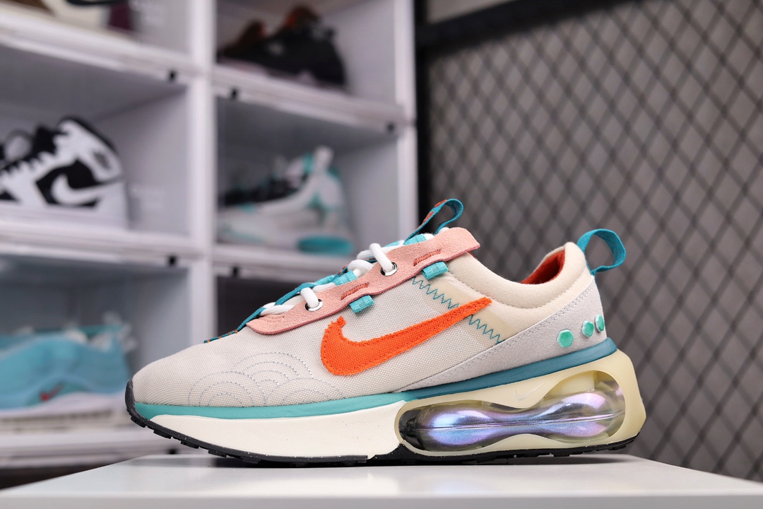 H0 Air Max 2021 半掌气垫运动鞋 机能风 原装公司级 出货实拍该鞋款以黑色、铁灰色和白色的组合示人 酷感十足 鞋款最大亮点是足底和空心泡沫中底的新型Air缓震装置 带来了更为轻便柔软的脚感