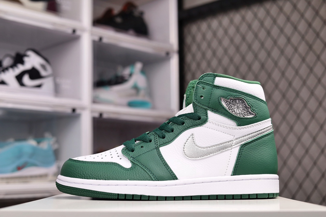 I0 莞产版本 Air Jordan AJ1 Retro High 白绿 极限压缩利润空间 超乎所想的高性价比 用料绝不含糊 上手即享受质感 工艺方面大到整体鞋型 漏斗收腰 底线拉帮 LOGO立体程度 小到针眼排布 载片对称 冲孔效果 鞋标规范 鞋垫背胶等等 无一不 是口碑收割 每双都是一个回头
