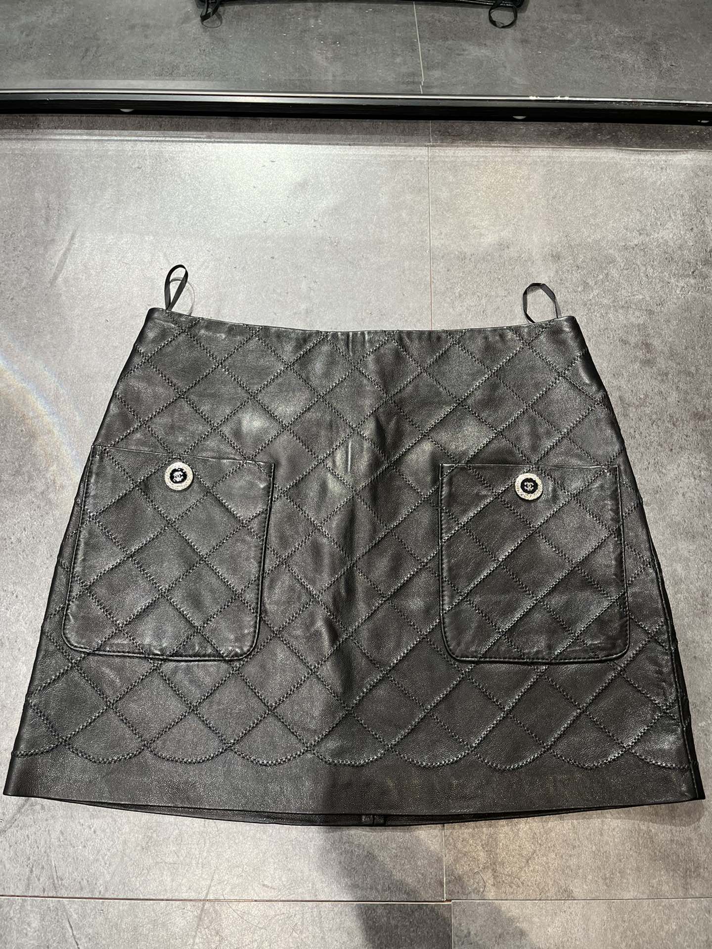 NO:872490,Skirt. Chanel original vegetable-tanned sheepskin with small fragrant lining and original buttons, handmade curved stitch. Skirt size S- Xxl, the skirt is shorter, Chanel-clothing, chanel, skirts, sheepskin,19860909半身裙.香奈儿原版植鞣羊皮配小香里布和原版纽扣,手工曲针工艺. 半身裙尺寸S- Xxl码,裙子比较短的哟,香奈儿-服装,chanel,skirts,sheepskin,,Women's clothing