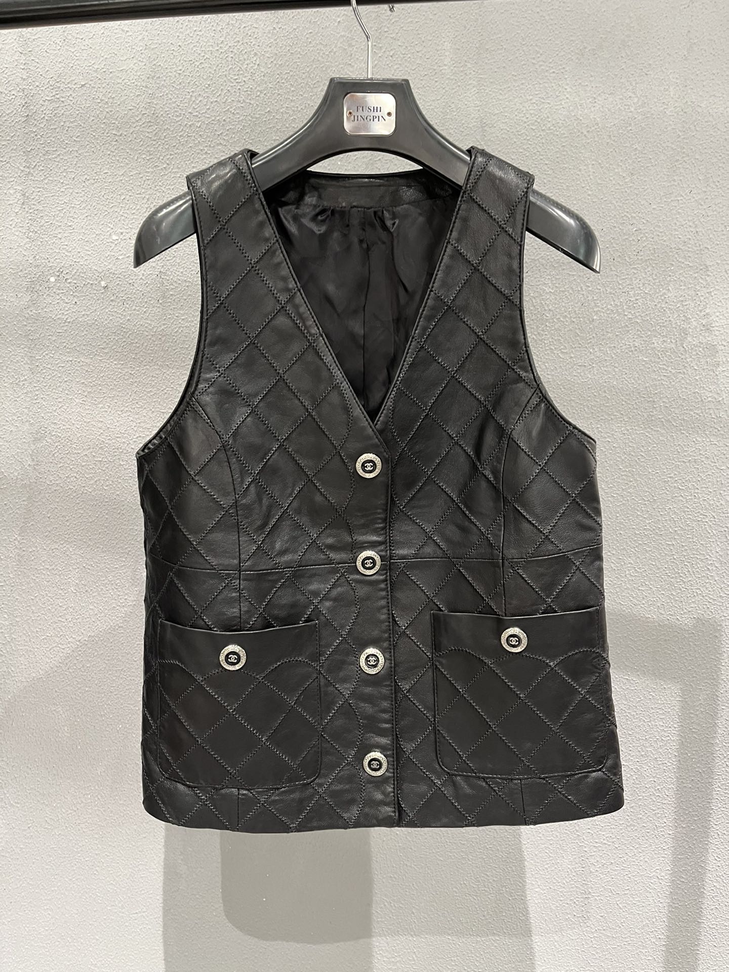 NO:721546,Vest, Chanel's original vegetable-tanned sheepskin vest with small fragrant lining and original buttons, handmade curved needle craftsmanship, very high-end., Chanel-clothing, chanel, sheepskin,19860909马甲,香奈儿原版植鞣羊皮马甲搭配小香里布和原版纽扣,手工曲针工艺,非常高档.,香奈儿-服装,chanel,sheepskin,,Women's clothing
