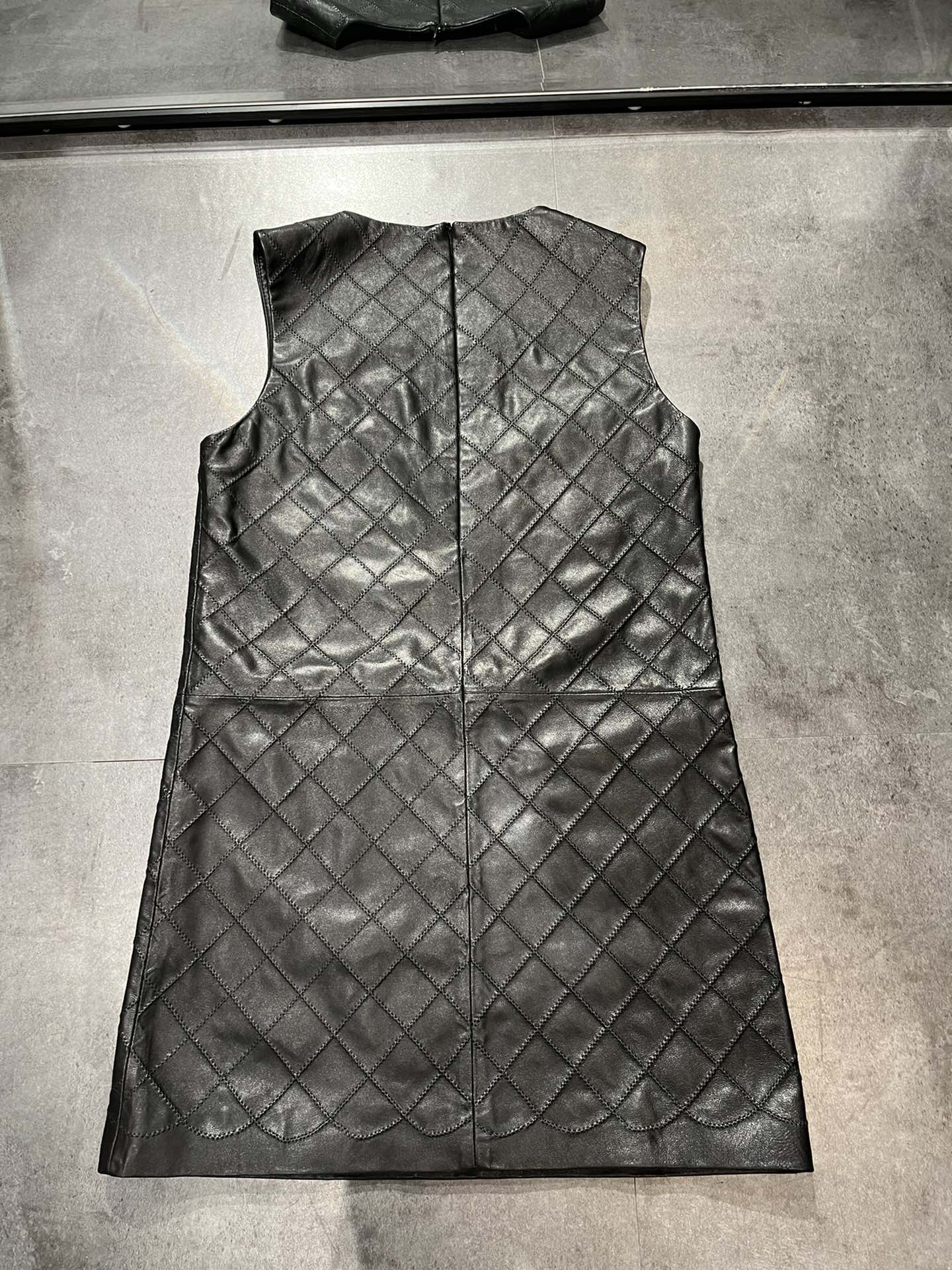 NO:721643,Dress, Chanel's original vegetable-tanned sheepskin with small fragrant lining and original buttons, handmade curved needle craftsmanship, very high-end texture. There seems to be no size for the dress, just choose your usual size, S-Xxl size, Chanel-clothing, chanel, skirts, sheepskin,19860909连衣裙,香奈儿原版植鞣羊皮搭配小香里布和原版纽扣,手工曲针工艺,质感非常高档 连衣裙尺寸好像没有量,按平时尺码选就可以,S- Xxl码,香奈儿-服装,chanel,skirts,sheepskin,,Women's clothing