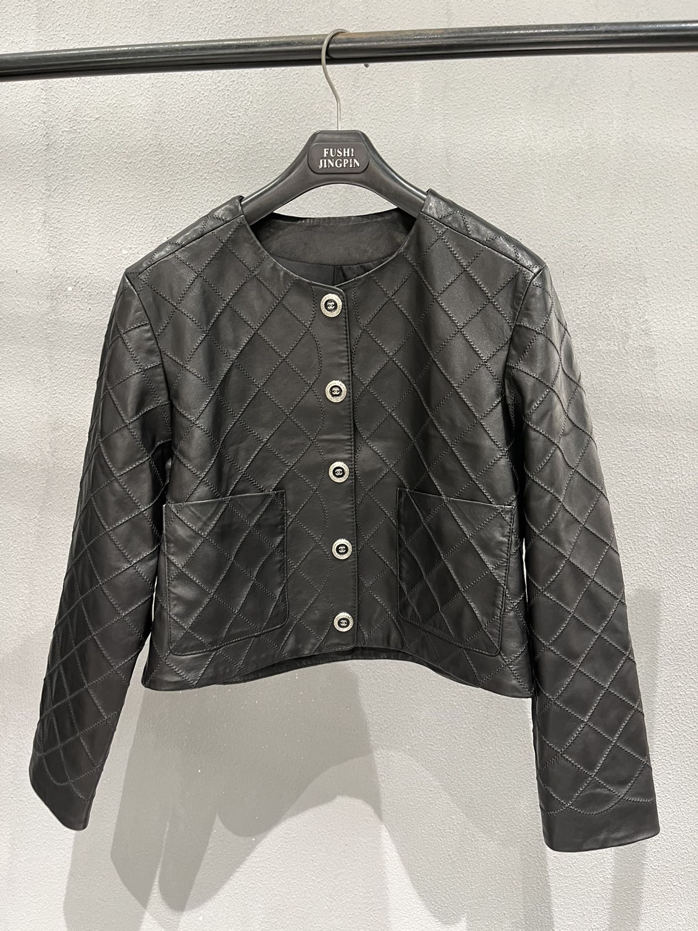 NO:721583,Jacket, Chanel's original vegetable-tanned sheepskin with small fragrant lining and original buttons, bent needle craftsmanship, restoring the handicrafts of Xiaoxiang workshop., Chanel-clothing, chanel, jackets & coats, sheepskin,19860909外套,香奈儿原版植鞣羊皮配小香里布和原版纽扣,曲针工艺,还原小香工坊手工手艺.,香奈儿-服装,chanel,jackets & coats,sheepskin,,Women's clothing