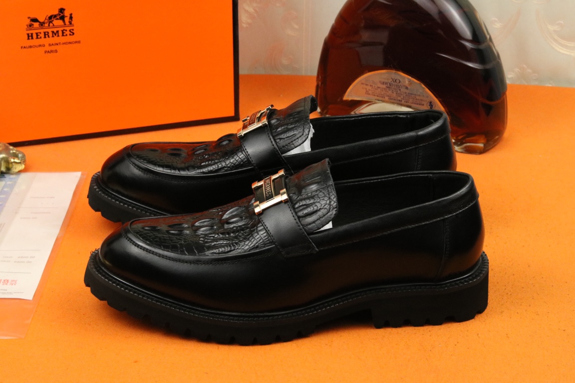 J0 高品质 Hermes 爱马仕 官网最新时尚正装皮鞋，顶级原单货，独家首发，精心打造，潮流时尚，绅士格调，鞋面采用进口头层牛皮，透气猪皮里，橡胶防滑大底， 时尚舒适。