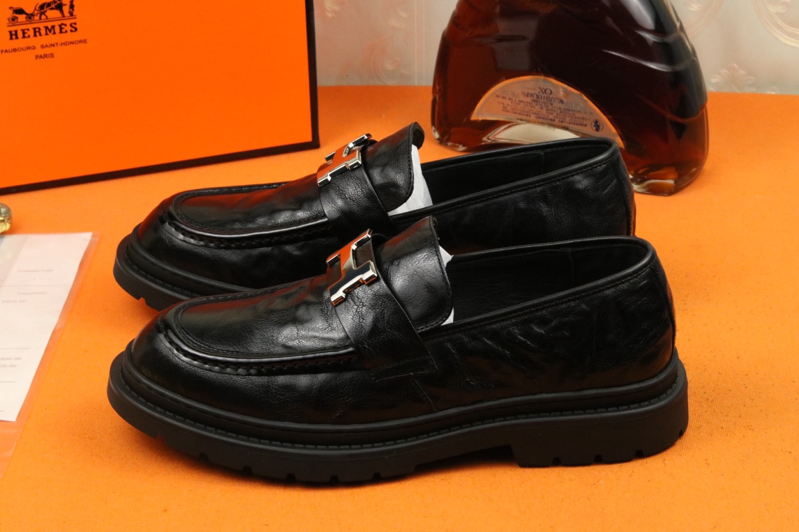 J0 高品质 Hermes 爱马仕 官网最新时尚正装皮鞋，顶级原单货，独家首发，精心打造，潮流时尚，绅士格调，鞋面采用进口头层牛皮，透气猪皮里，橡胶防滑大底， 时尚舒适。