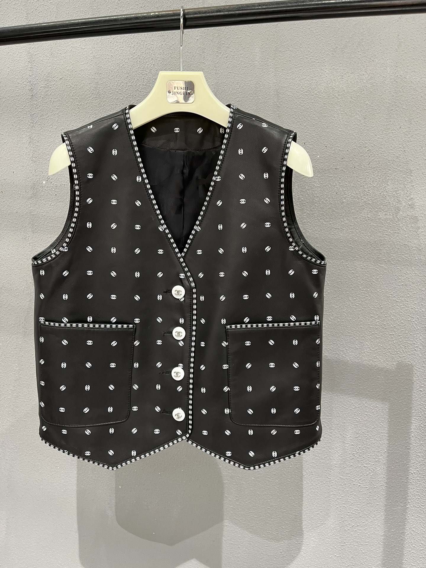 NO:901201,Vest, Chanel sheepskin printed vest with original camellia lining and original buttons, super good-looking and versatile, Chanel-clothing, chanel, sheepskin,19860909马甲,香奈儿羊皮印花马甲搭配原版山茶花里布和原版纽扣,超级好看百搭,香奈儿-服装,chanel,sheepskin,,Women's clothing