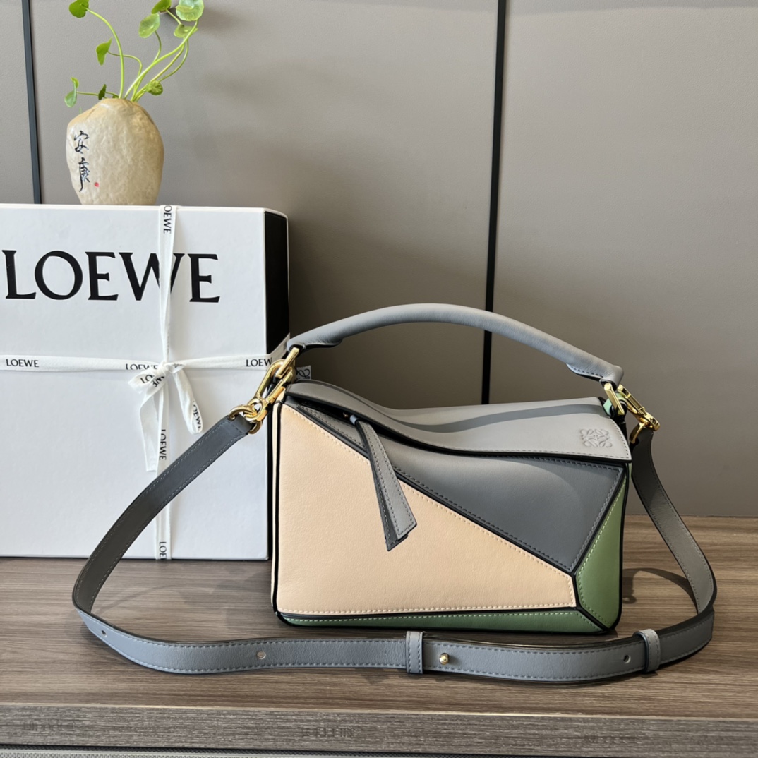 NO:192145,Lw Small Classic Cowhide Puzzle Handbag (New Color) LOEWE debuts tote bag*Curvey shape and precise cutting technology create Puzzle unique geometric lines*This small version is made of contrasting cowhide leather Small Puzzle can hold for example a large wallet, phones and sunglasses of all sizes, shoulder or crossbody*Handholder or top handle carrying*Adjustable shoulder straps, removable*Ainternal insert pocket and an exterior rear zipper pocket*Cowhide leather zipper head*Herge cotton canvas lining Anagram embossed size:24*10.5*16CM Model 261801 (with full package), geometric bag 24cm small, loewe, wallets, cowhide19860909Lw 小号经典牛皮Puzzle 手袋（新颜色） LOEWE推出的首次亮相手提包*长方体形状和精确的切割技术创造了 Puzzle 独特的几何线条*这个小号版本采用对比色牛皮革制成小号Puzzle可以容纳例如一只大号钱包,所有尺寸的手机和太阳镜,肩背或斜挎*手拿或顶部提手携带*肩带可调节,可拆卸*一个内部插袋和一个外部后方拉链口袋*牛皮革拉链头*人字纹棉质帆布衬里Anagram 压纹 size:24*10.5*16CM 型号261801（配全套包装）,几何包24cm小号,loewe,wallets,cowhide,Bag